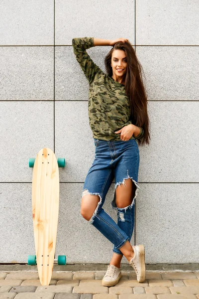 Gelukkig meisje met longboard skateboard — Stockfoto