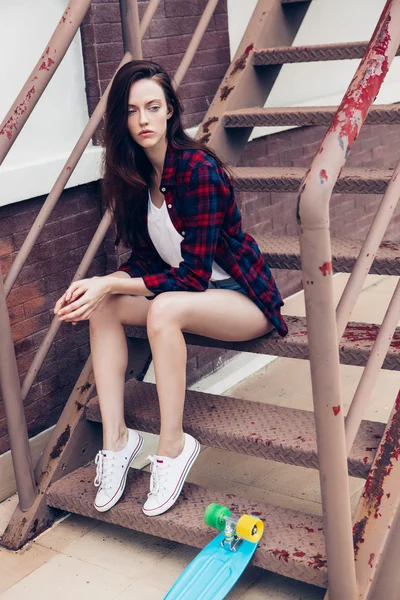 Hipster chica en las escaleras de metal . — Foto de Stock