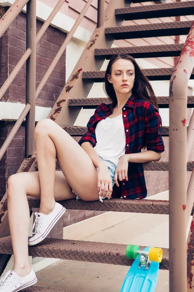 Hipster chica en las escaleras de metal . — Foto de Stock