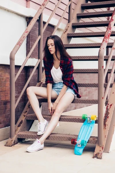 Hipster dívka na kovových schodech. — Stock fotografie