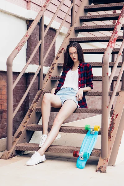 Hipster chica en las escaleras de metal . — Foto de Stock