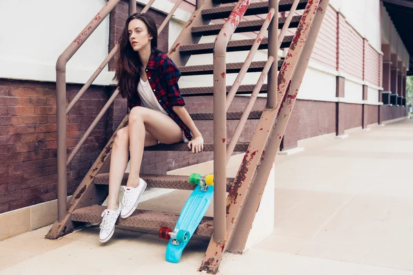 Hipster κορίτσι σε μεταλλικά σκαλοπάτια. — Φωτογραφία Αρχείου