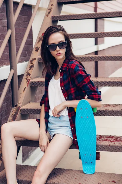 Hipster chica en las escaleras de metal . —  Fotos de Stock