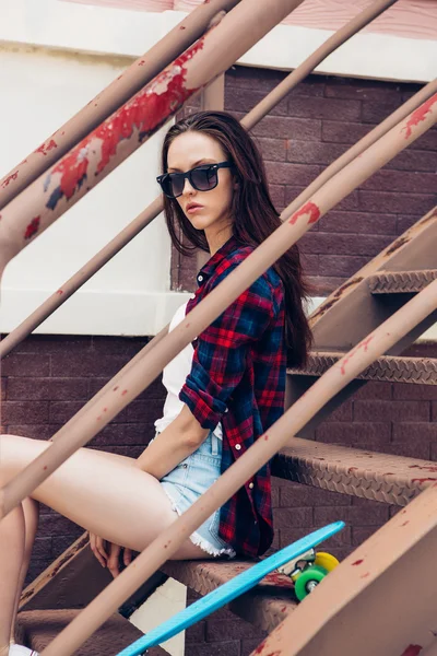 Hipster chica en las escaleras de metal . — Foto de Stock