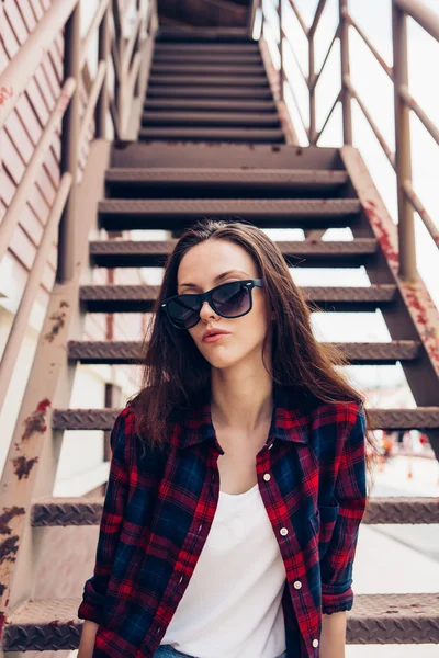 Hipster menina em escadas de metal . — Fotografia de Stock