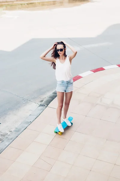 Hipster fille avec skateboard dans la rue . — Photo