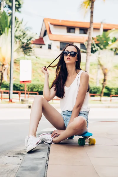 Hipster fille avec skateboard dans la rue . — Photo
