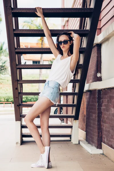 Hipster girl posing to the camera. — Stock Photo, Image