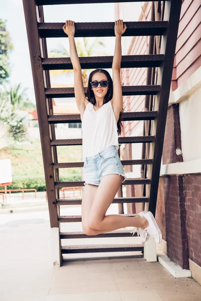 Hipster menina posando para a câmera . — Fotografia de Stock