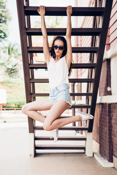 Hipster girl posing to the camera. — Stock Photo, Image