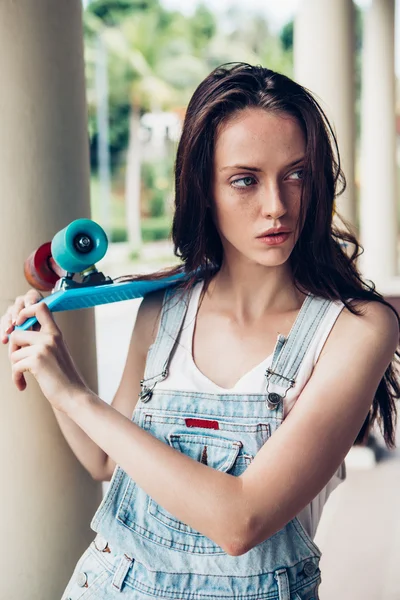 Hipster-Mädchen posiert vor der Kamera. — Stockfoto