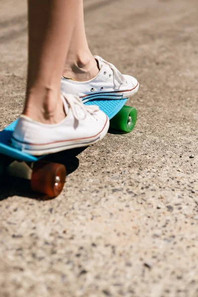 Chica joven en zapatillas de skate . —  Fotos de Stock