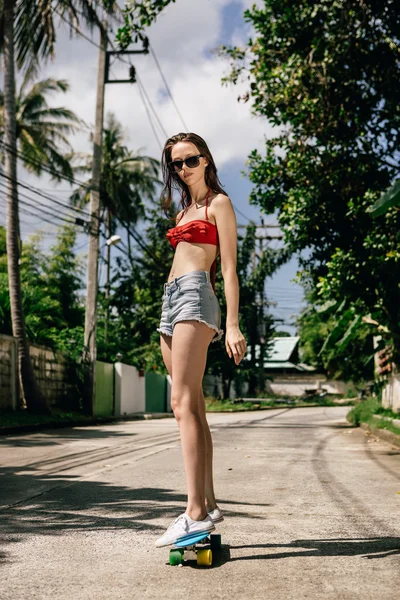 Menina hipster bonito em biquíni com skate . — Fotografia de Stock