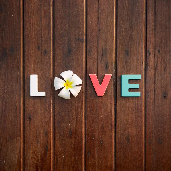 Λέξη αγάπη στο ξύλινο τραπέζι — Φωτογραφία Αρχείου