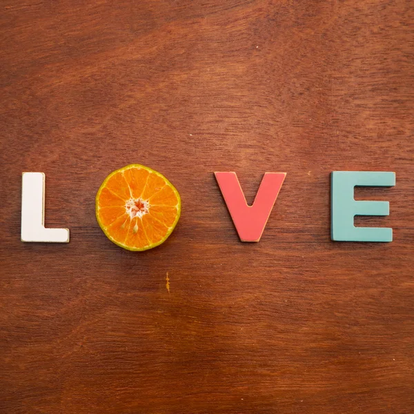 Słowo miłość na drewnianej desce — Zdjęcie stockowe