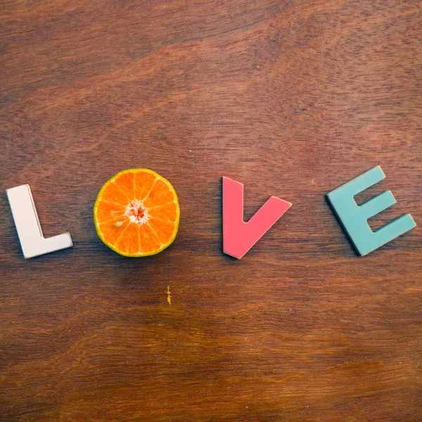 Woord liefde op een houten bord — Stockfoto