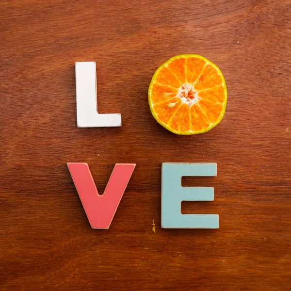Bir ahşap tahta üzerinde kelime aşk — Stok fotoğraf