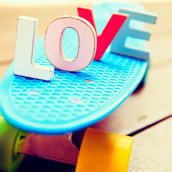 Słowo miłość na pokładzie grosza niebieski — Zdjęcie stockowe