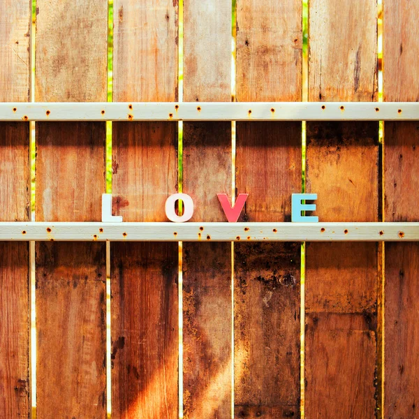 Palavra amor em uma porta de madeira em cerca — Fotografia de Stock