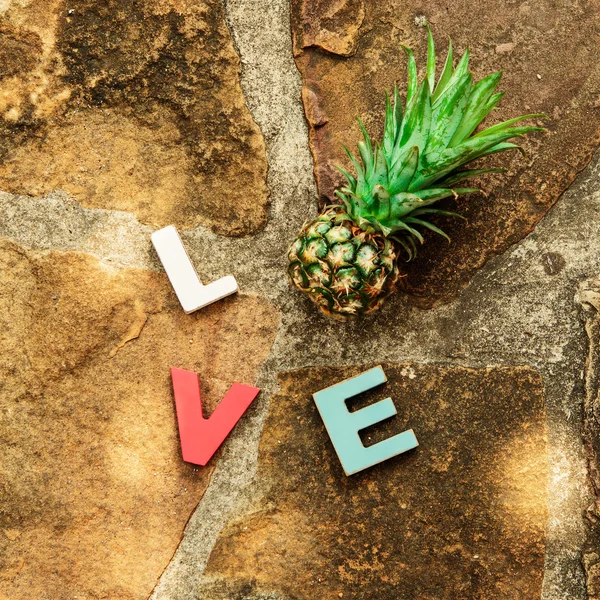 Słowo miłość na kamienne podłogi — Zdjęcie stockowe