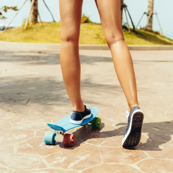 Woman rides her penny board — Stock Photo, Image