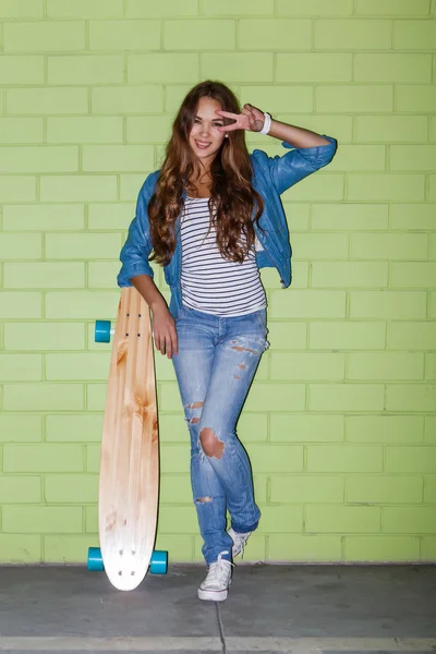 Woman with wooden longboard — ストック写真