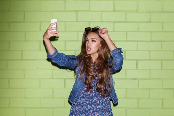 Дівчина бере селфі на смартфон — стокове фото