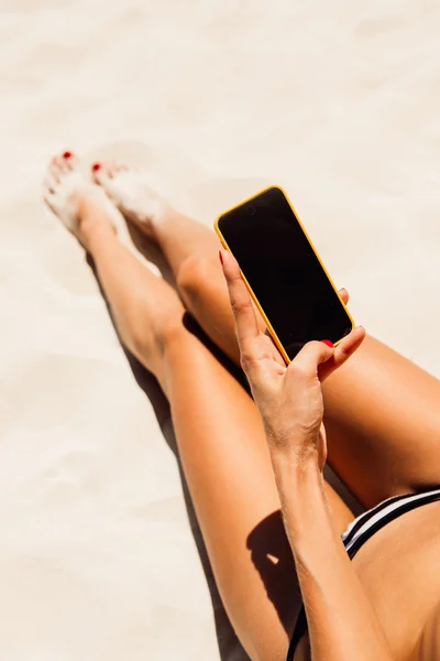Schöne junge Mädchen in einem sexy Bikini am tropischen Sandstrand — Stockfoto