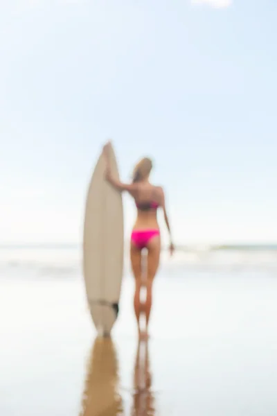 Bella ragazza con i capelli lunghi sulla spiaggia con tavola da surf — Foto Stock