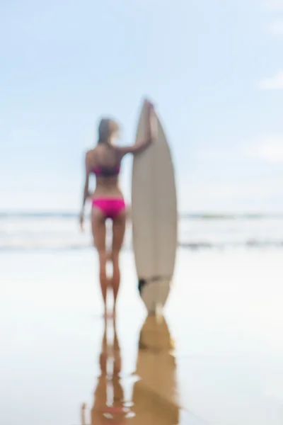 Hermosa chica con el pelo largo en la playa con tabla de surf — Foto de Stock