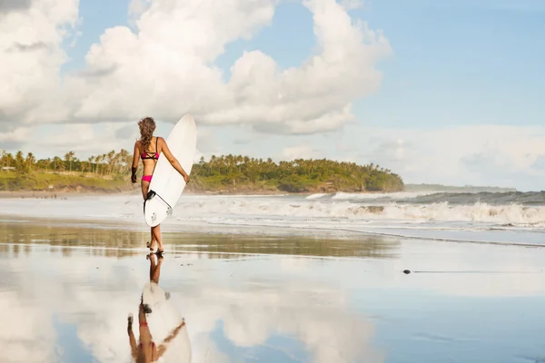 Красива дівчина з довгим волоссям на пляжі з дошкою для серфінгу — стокове фото