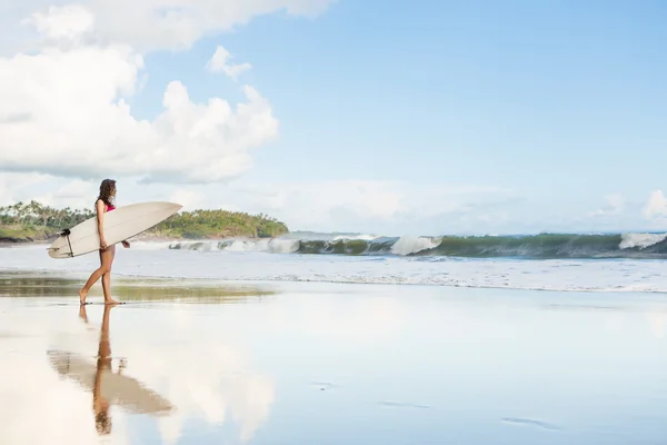 Schönes Mädchen mit langen Haaren am Strand mit Surfbrett — Stockfoto