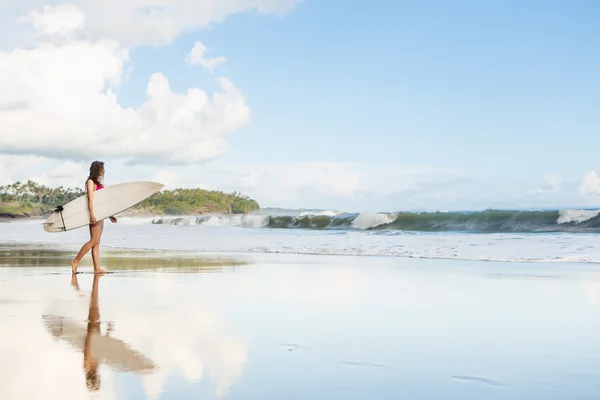 Bella ragazza con i capelli lunghi sulla spiaggia con tavola da surf — Foto Stock