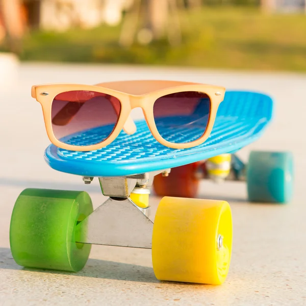 Panneau de penny longboard bleu clair avec roues multicolores prêt — Photo