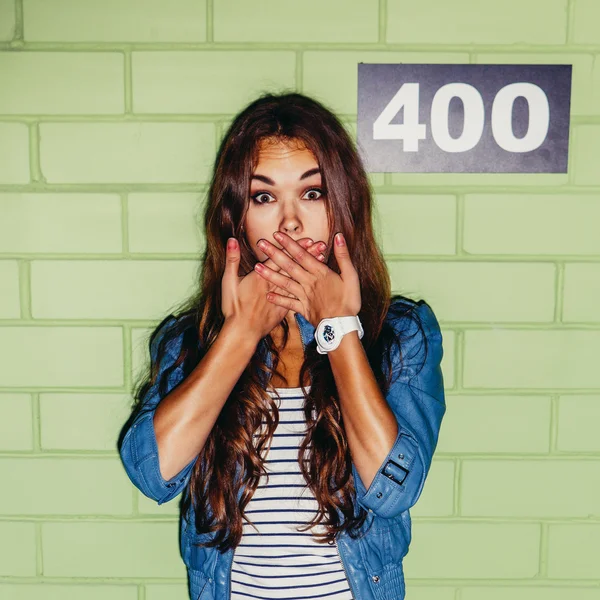 Surprised long-haired young woman — Stockfoto