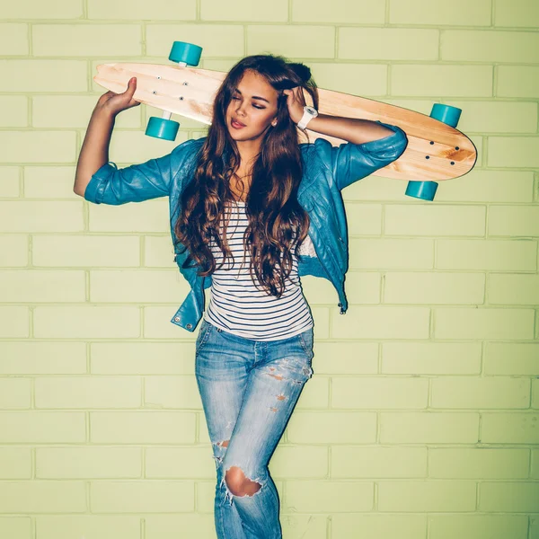 Lady with wooden longboard — ストック写真