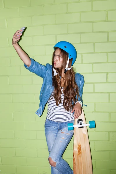 Hipster vacker flicka med skateboard — Stockfoto