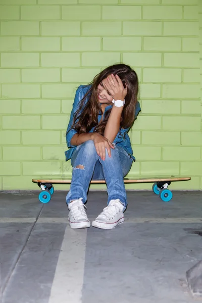 Hipster vacker flicka med skateboard — Stockfoto