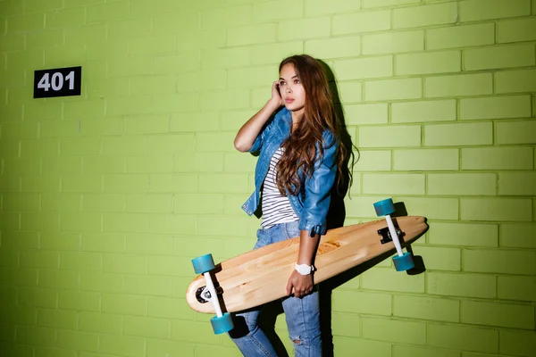 Hipster beautiful girl with skateboard — Stock Photo, Image