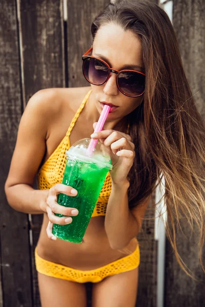 Seksi kadın yeşil soda cam ile uygun — Stok fotoğraf