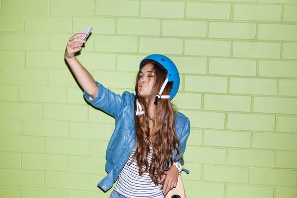 Schönes Mädchen mit Smartphone — Stockfoto