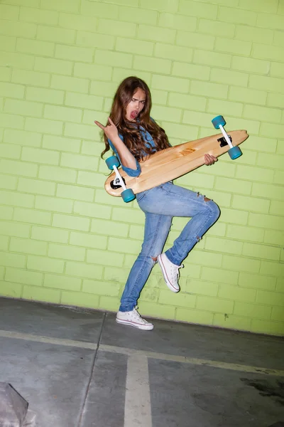 Хипстер красивая девушка со скейтбордом — стоковое фото