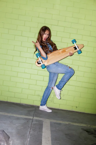 Hipster belle fille avec skateboard — Photo