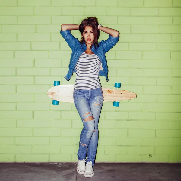 Hipster vacker flicka med skateboard — Stockfoto