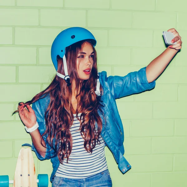 Хипстер красивая девушка со скейтбордом — стоковое фото