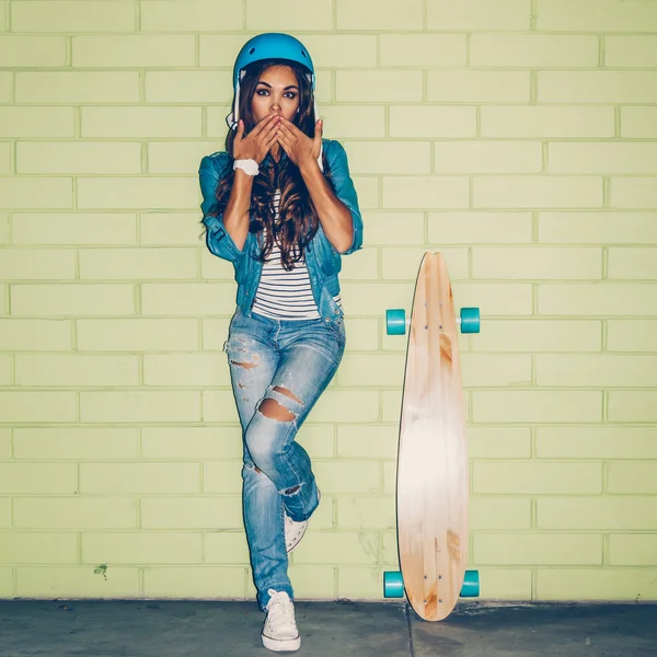 Hipster όμορφη κοπέλα με skateboard — Φωτογραφία Αρχείου