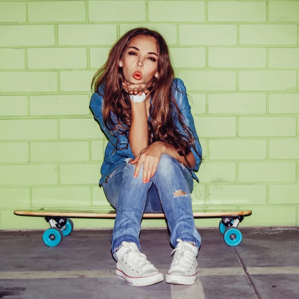 Hipster bella ragazza con skateboard — Foto Stock
