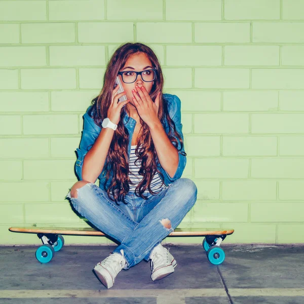 Hipster menina bonita com skate — Fotografia de Stock