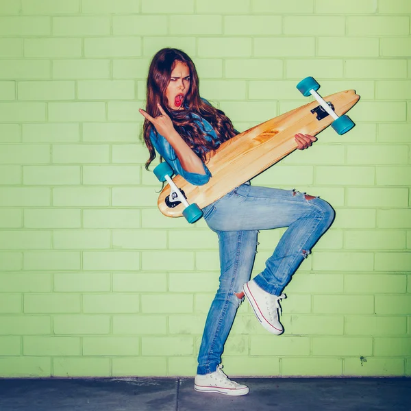 Hipster vacker flicka med skateboard — Stockfoto