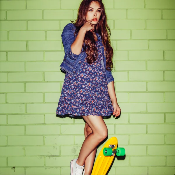 Hipster belle fille avec skateboard — Photo